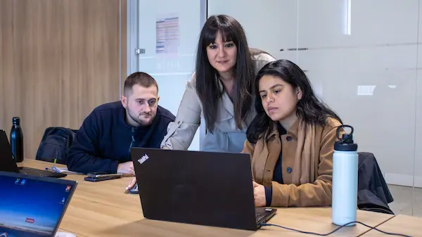 Equipo de Alza reunido revisando planos