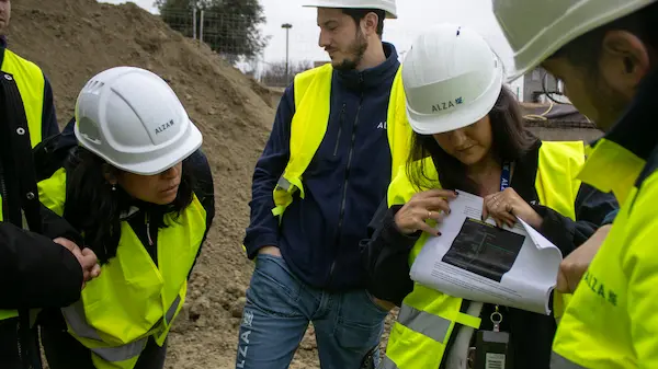 Equipo de Alza revisando planos en obra