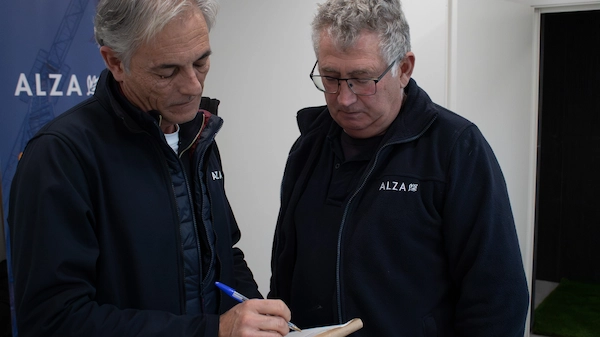 Trabajadora de Alza con grúa al fondo