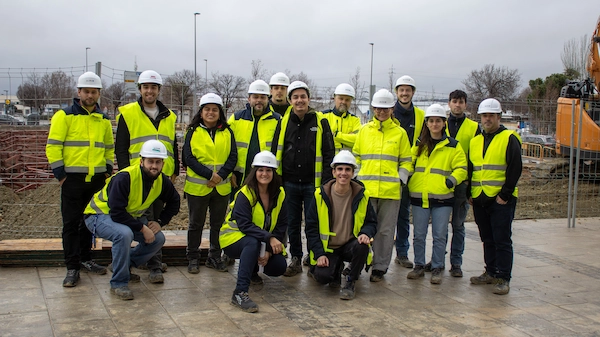 Equipo de Alza revisando planos en obra